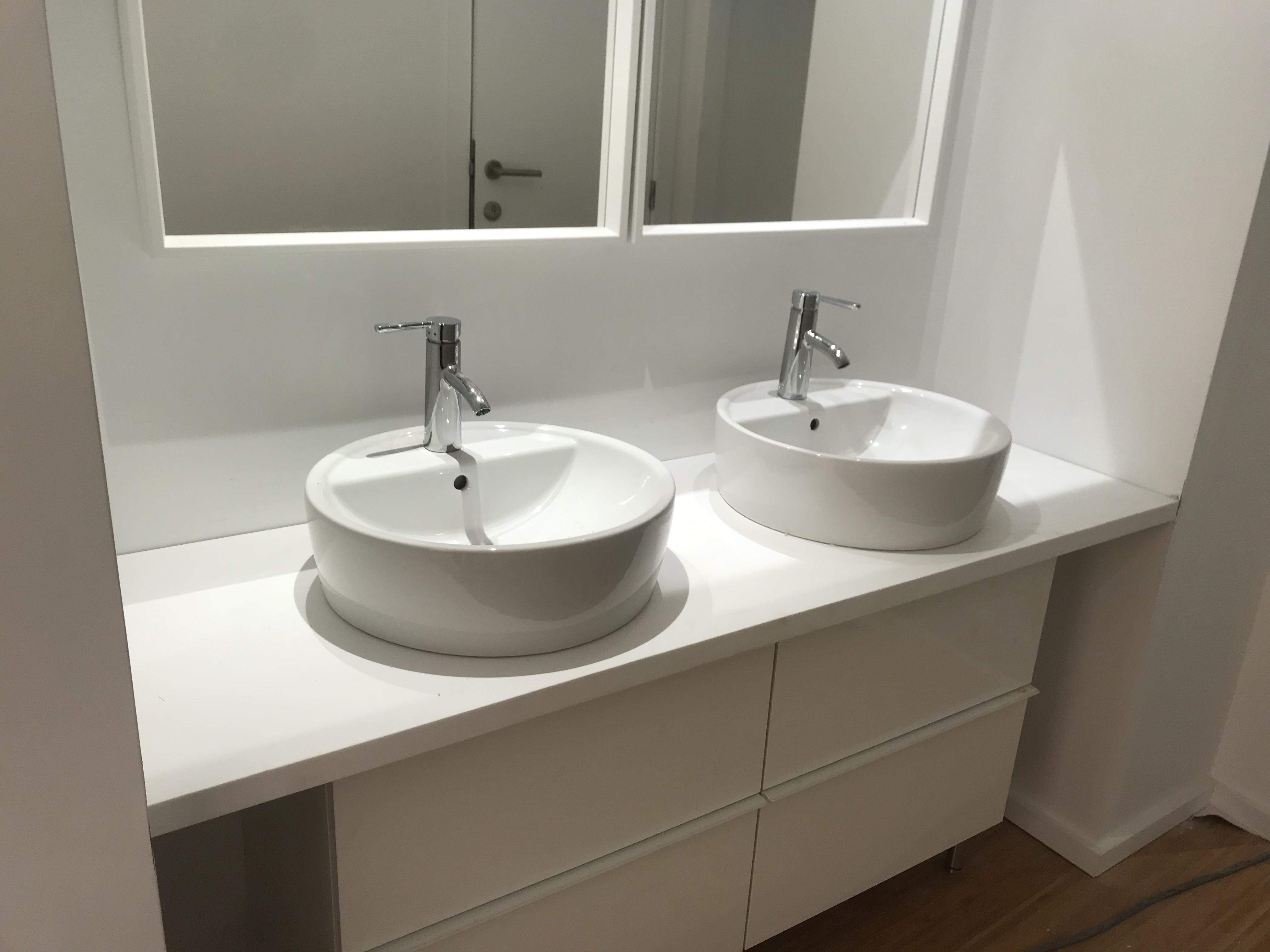 Mise en place de deux meubles vasques dans une salle de bain sur Paris