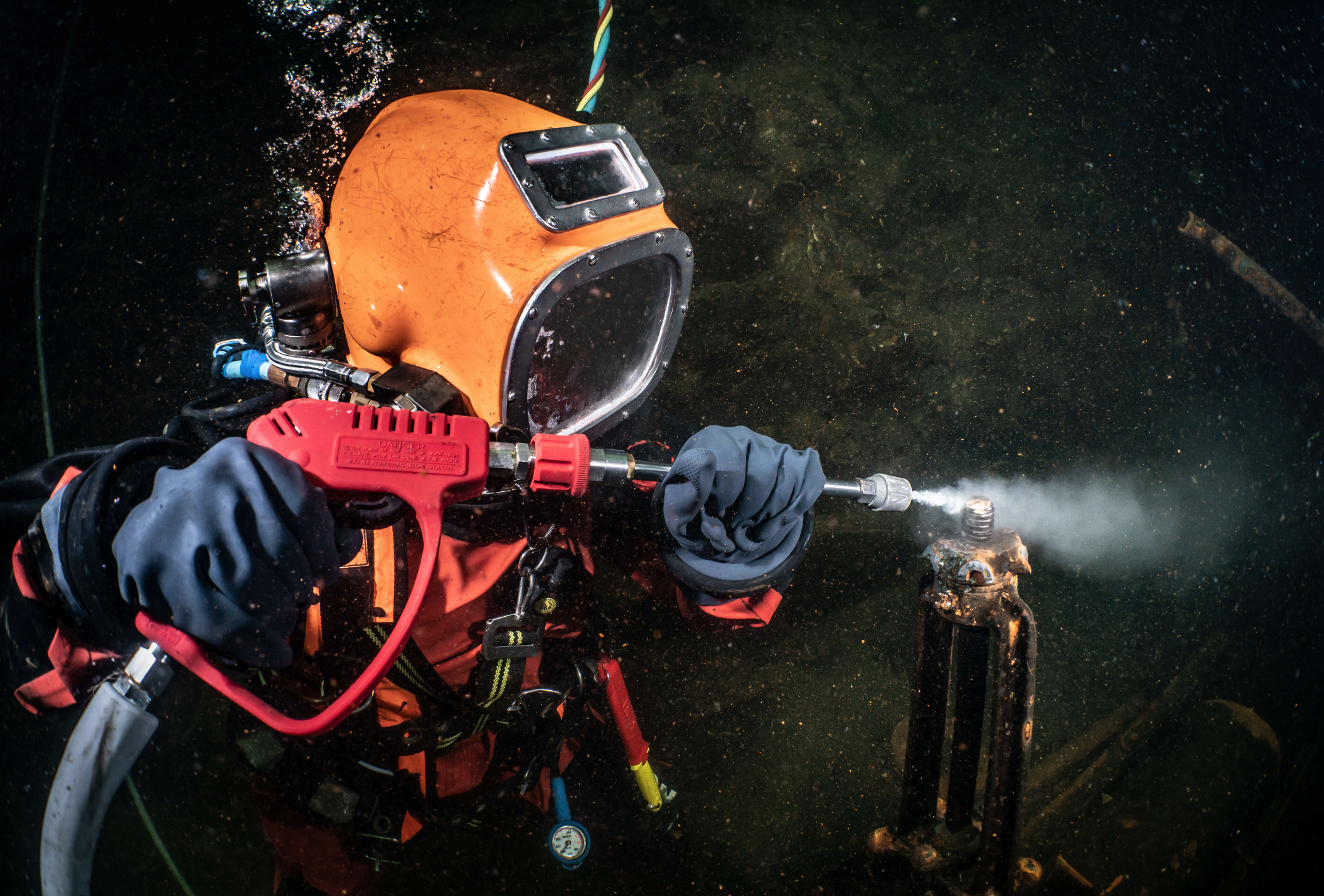 Plongeur scaphandrier nettoyage haute pression