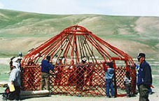 Montage d'une yourte chez les nomades de Kirghizie