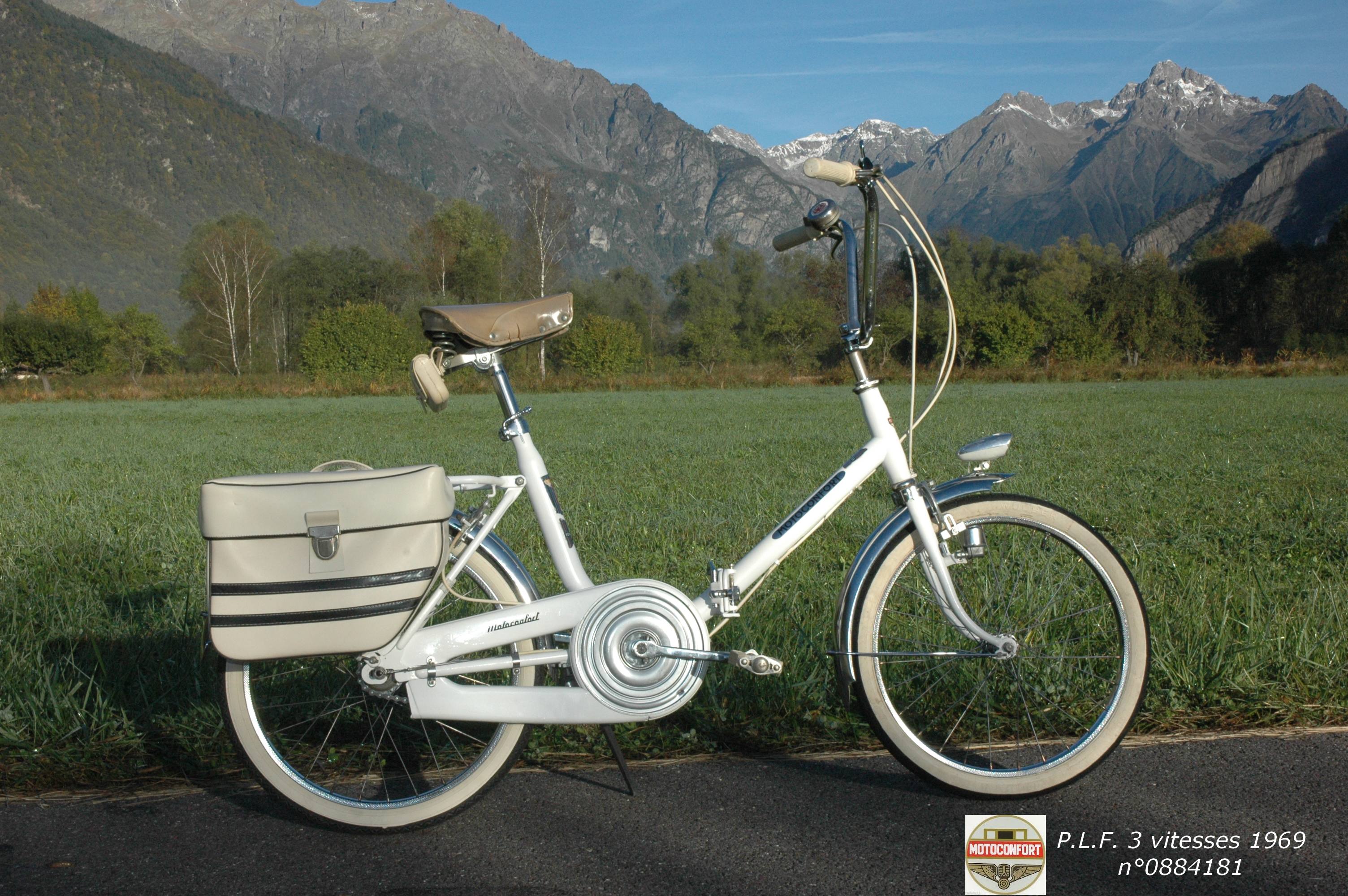 Vélo pliant de 20 pouces équipé d'une pédale droite pliante et de trois vitesses dans le moyeux.