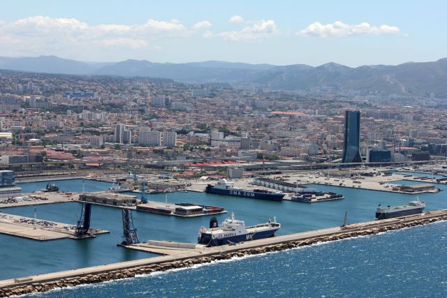 Le port commercial  ou Port Autonome. La tour CMA/CGM : 145m de haut, la plus grande de Marseille