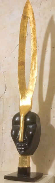 120X20X20 - Marbre de Namur, coiffe en fibre de verre dorée à la feuille d’or, socle noir & or