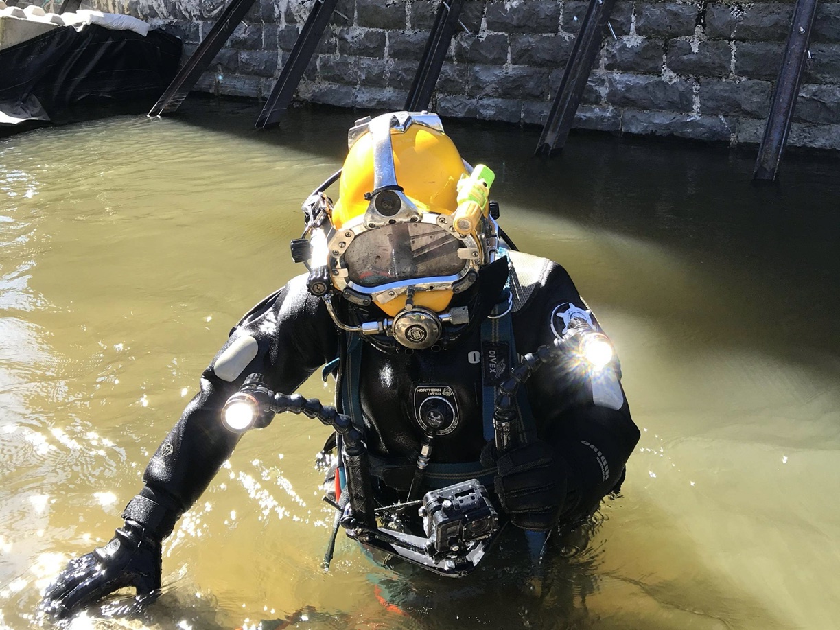 Plongeur scaphandrier inspection caméra ponts et ouvrages d'art