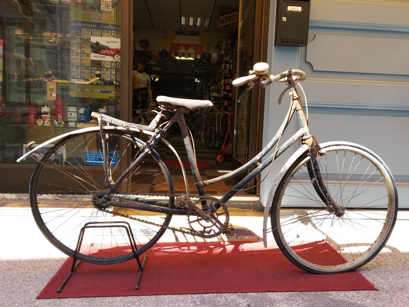 Ancien vélo dame 650 de la marque Clément Paris. Vélo des années 20"