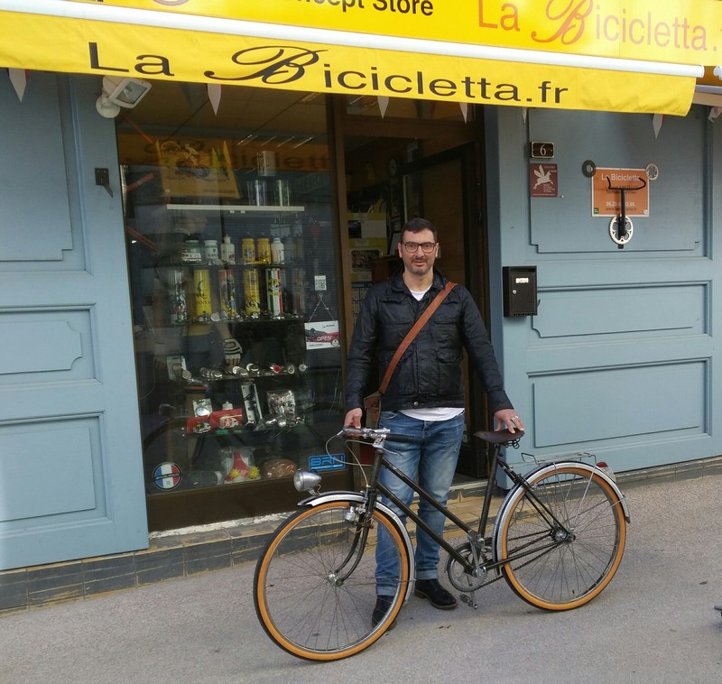 Eric sur un vélo de ville restauré à LaBicicletta