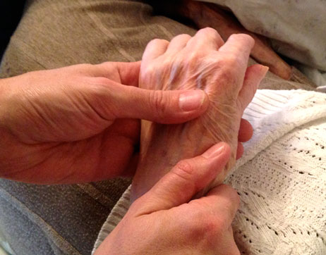 Prise en charge de douleurs et raideurs dans la main, chez une patiente de 99 ans