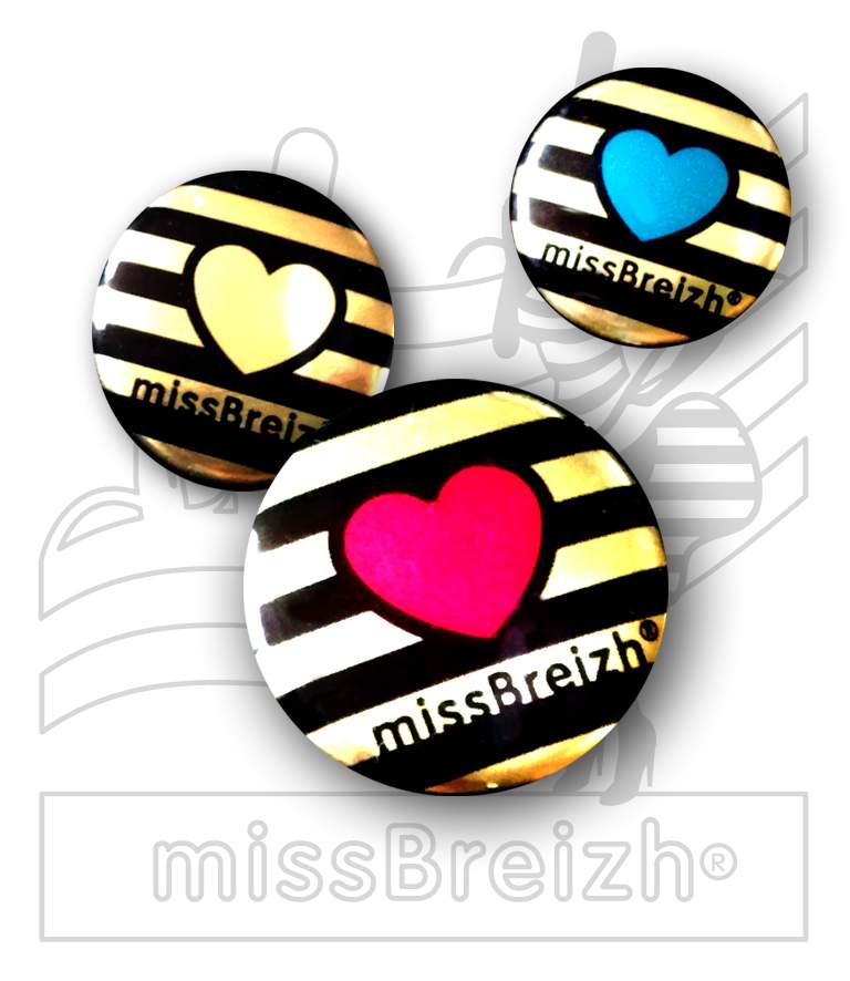 Badge breton doré avec sérigraphie noire et coeur coloré missBreizh®