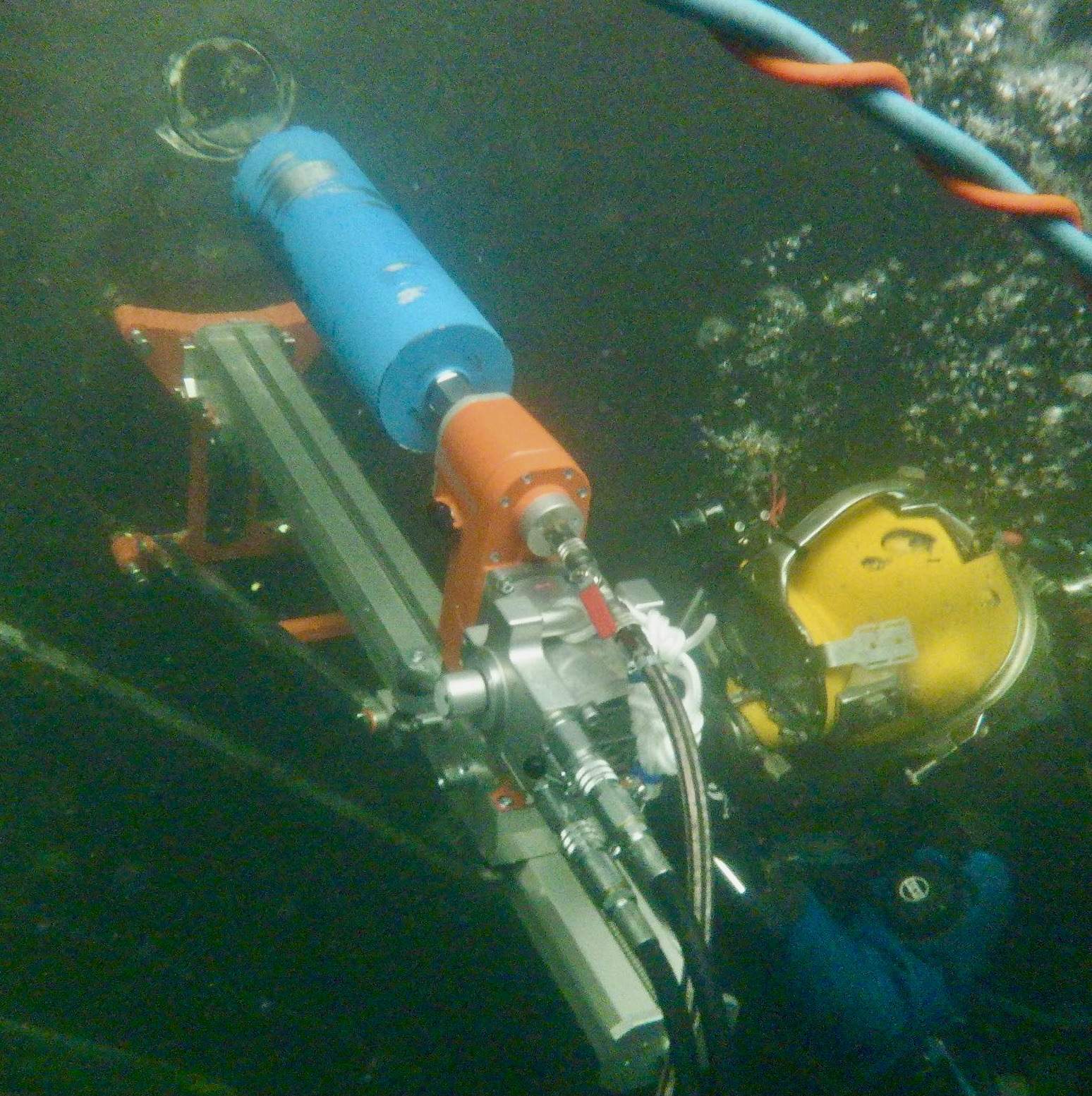 Plongeur scaphandrier carotteuse hydraulique