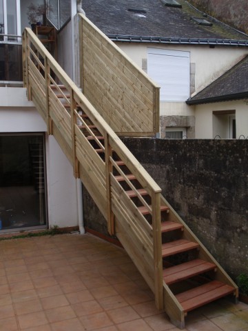 Escalier bois extérieur, menuiserie Atout-Teck, bois exotique, Lorient, Plouay, Morbihan (56)