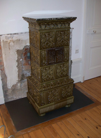 Dans ce château de la région stéphanoise,le poêle en faïence vient en place de l'ancienne cheminée.