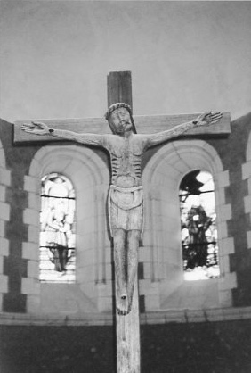 Christ sur la Croix : don du successeur du curé Gaudin. Sculpture  réalisée par une communauté monastique de Savoie.