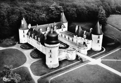 Vue aérienne du château du Gué-Péan.
