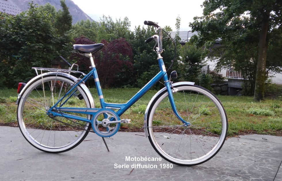 Ancien vélo de ville mixte équipé de roues de 600