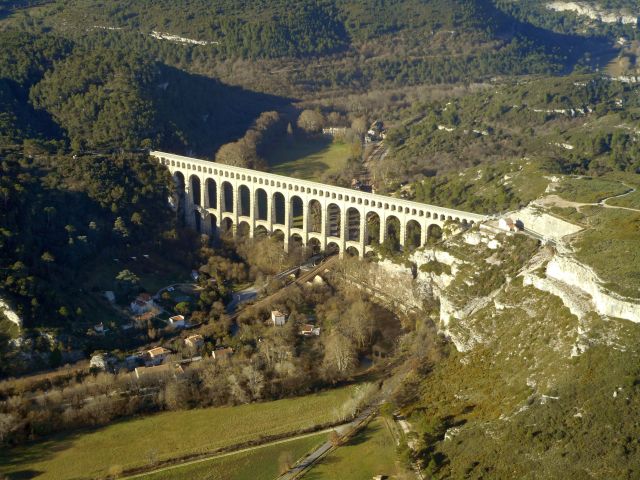 Construit en 1865, il alimente en eau Marseiile par l'intermediaire du Canal de Provence