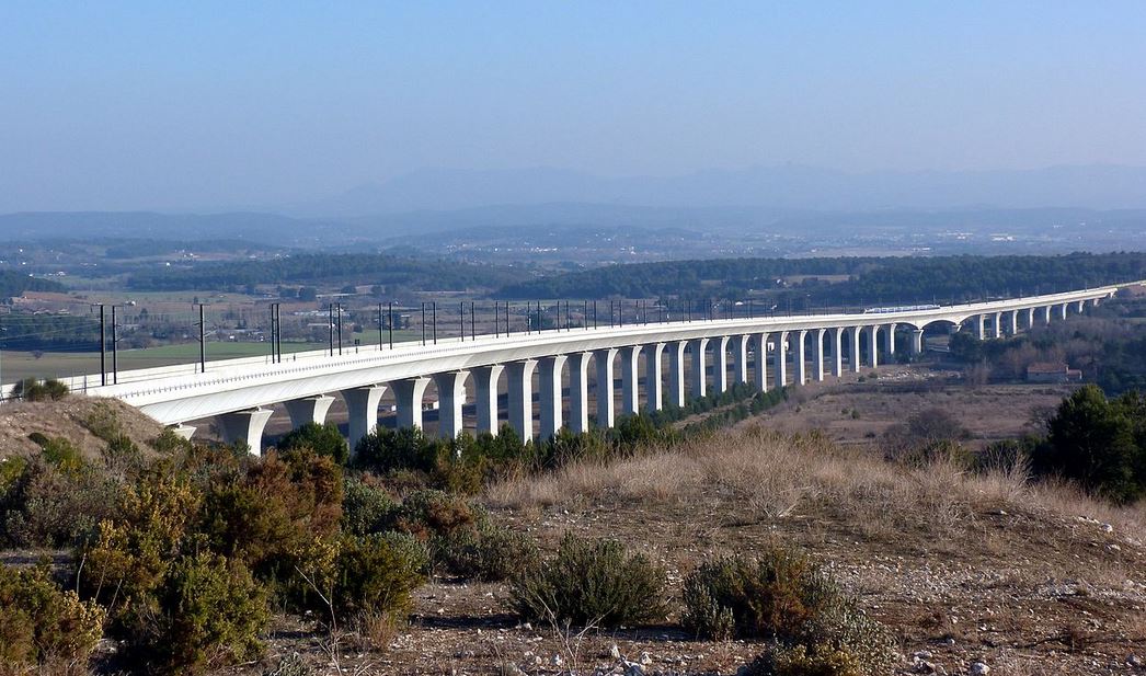 pont du TGV, il enjambe l'A8 et le canal de Provence