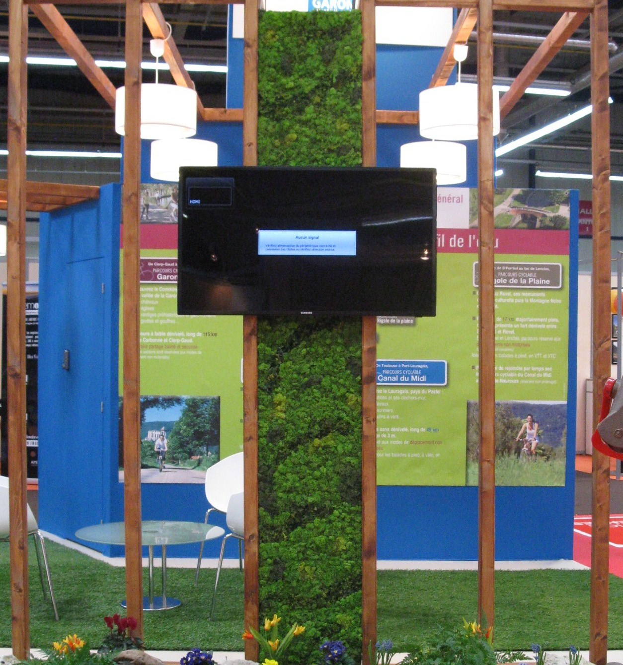 Mur végétal intégré dans la structure du stand 