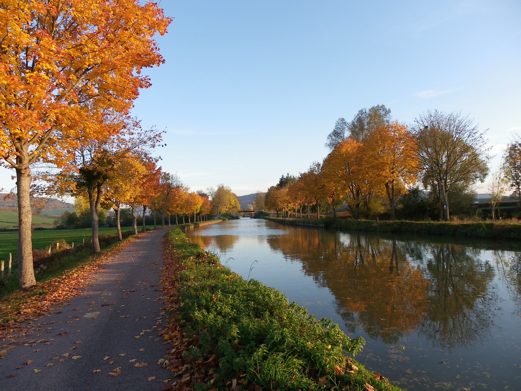 Canal de Bourgogne en automne