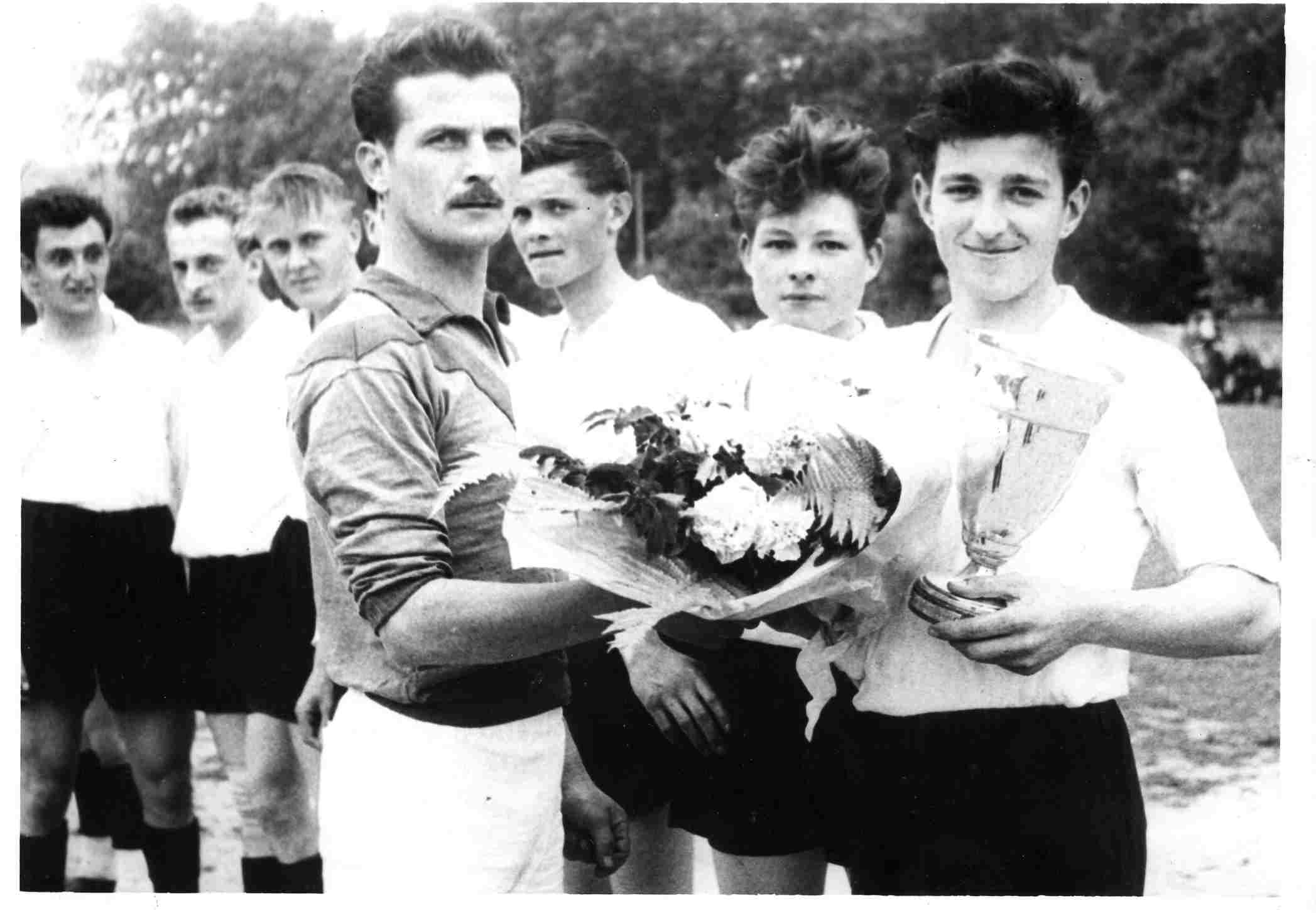 P.SACHET (vainqueur de la Coupe du Cher. face à Beffes) remet un bouquet de fleurs à B.PIETRASZEK 