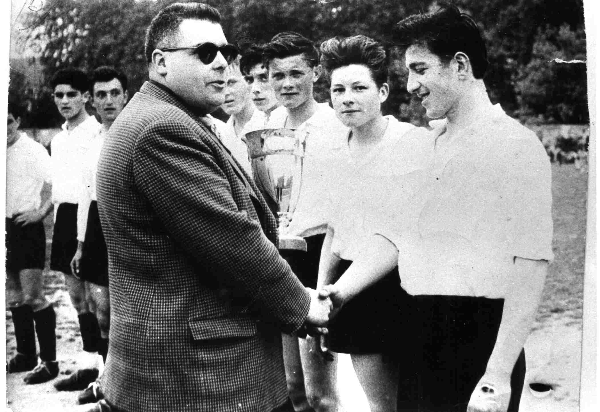 Remise de la Coupe Pichonnat le 1 juin 1957 au stade de l'Ile d'Or